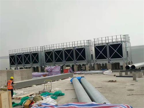 康明空調(diào)小知識(shí)—如何設(shè)置閉式冷卻塔與其配套設(shè)備水箱(鶴壁橫流閉式冷卻塔常用解決方案)